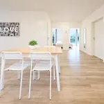 Raj Living - 6 Zimmer Haus - Grosse Kueche - Garten - Parkplatz - 25Min Messe Dus