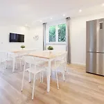 Raj Living - 6 Zimmer Haus - Grosse Kueche - Garten - Parkplatz - 25Min Messe Dus