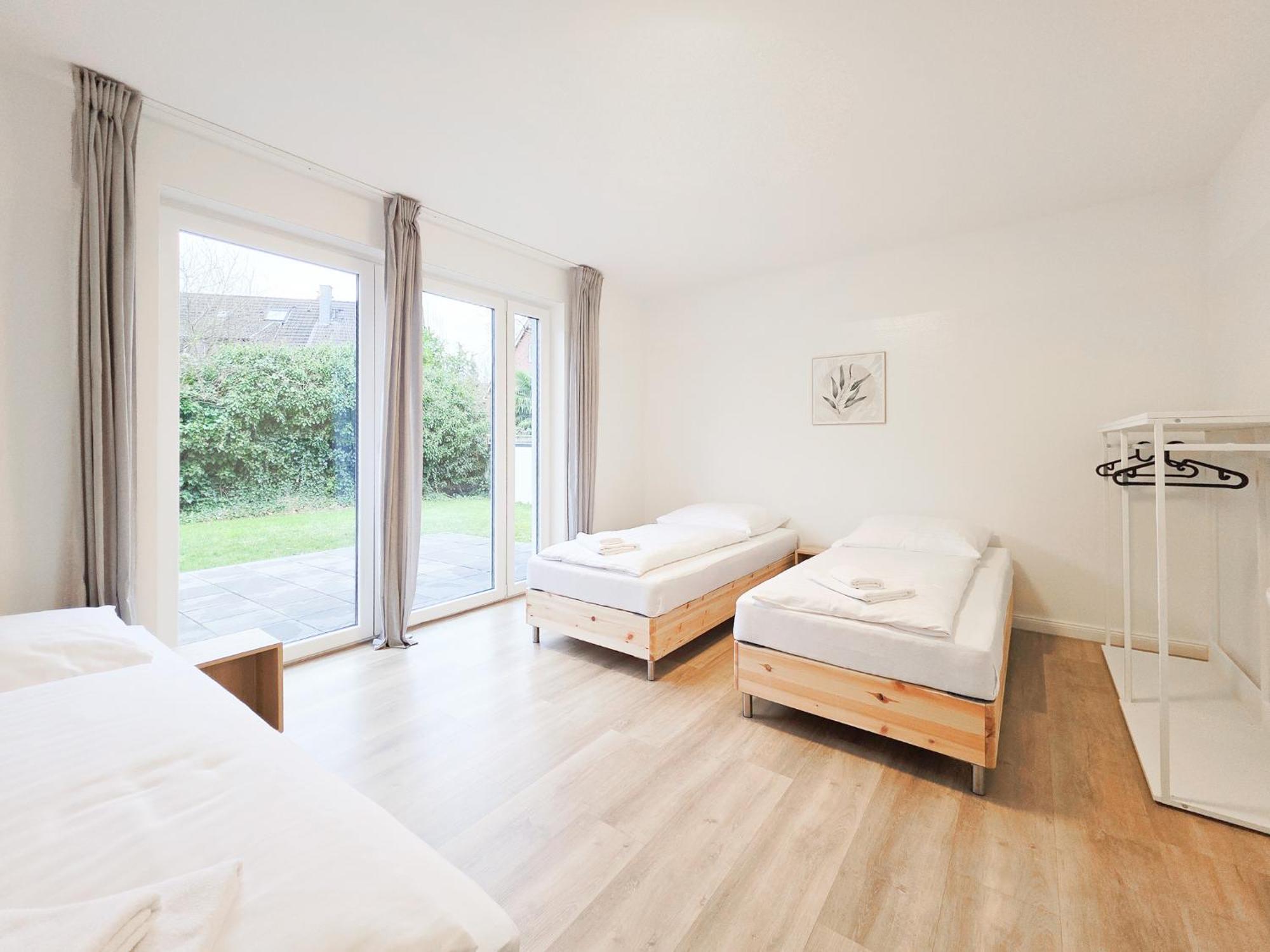 Apartment Raj Living - 6 Haus - Grosse Kueche - Garten - Parkplatz - 25min Messe Dus