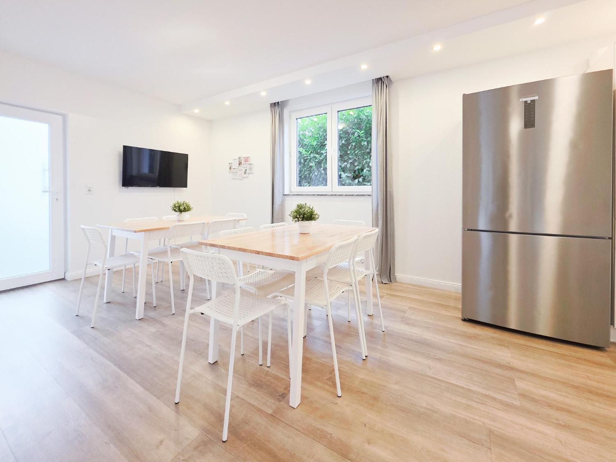 Raj Living - 6 Haus - Grosse Kueche - Garten - Parkplatz - 25min Messe Dus Apartment