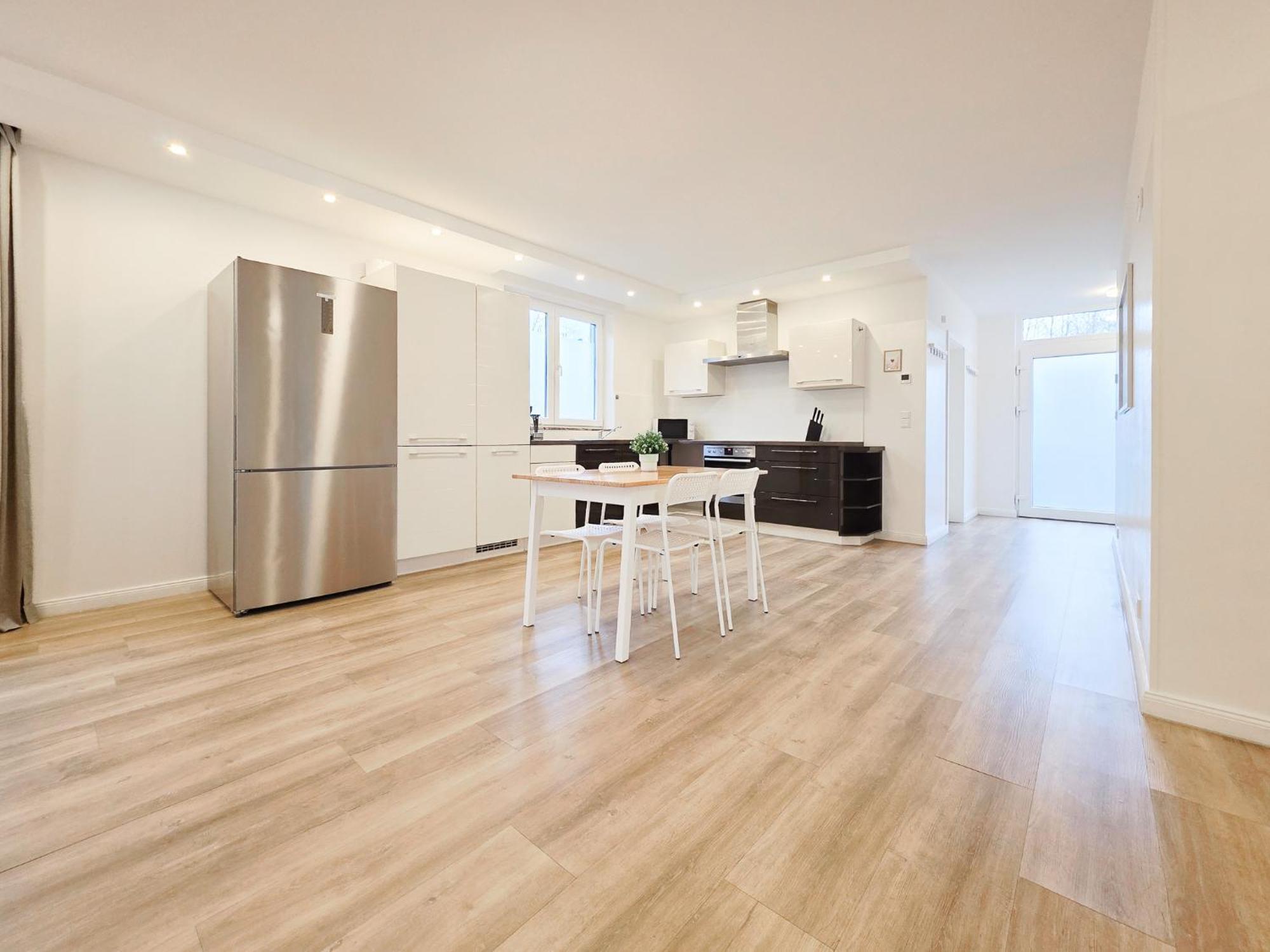 Apartment Tolstov House - 6 Haus - Große Küche - Garten - Parkplatz - 25min Messe Dus