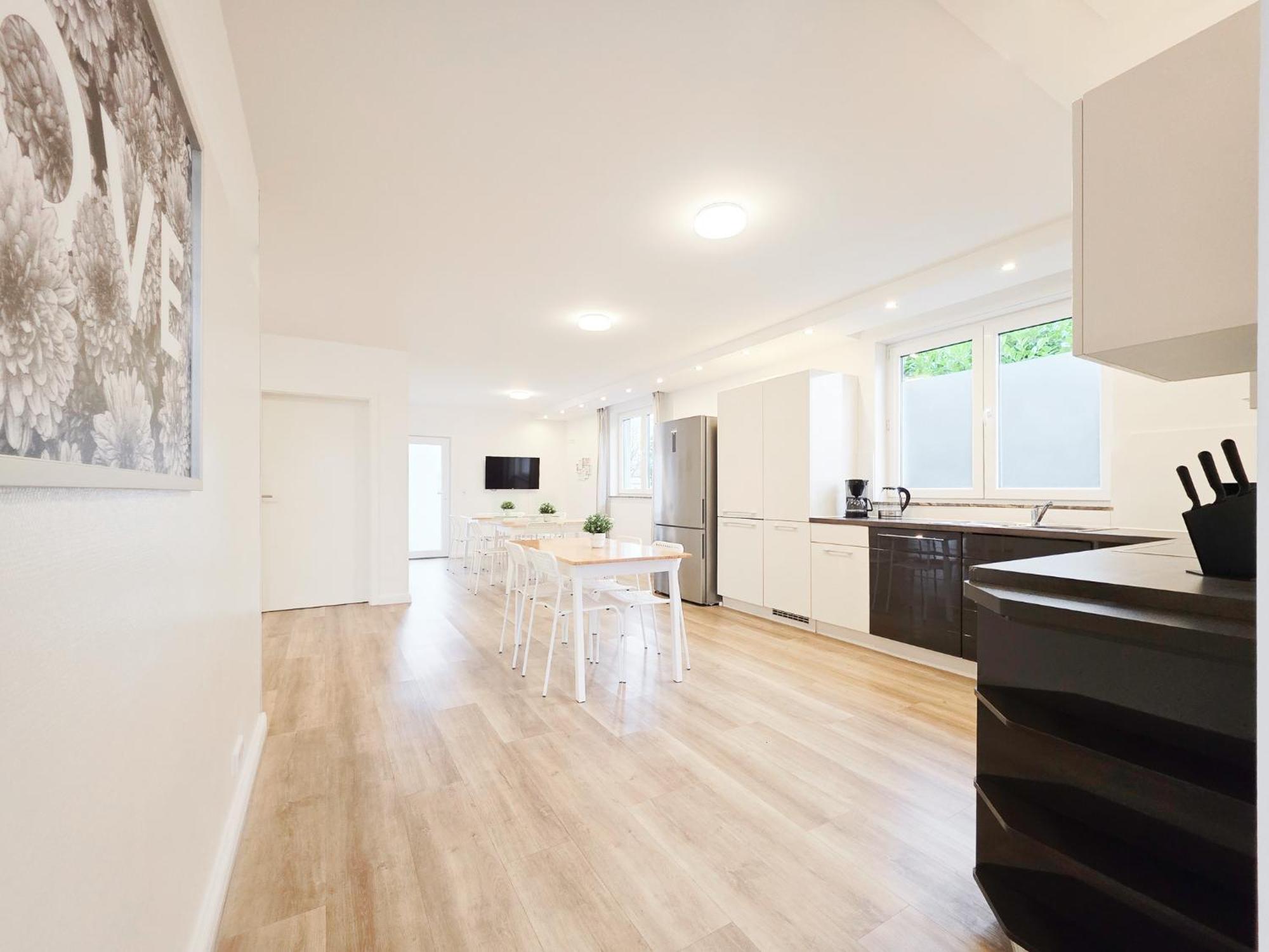 Tolstov House - 6 Haus - Große Küche - Garten - Parkplatz - 25min Messe Dus Apartment *