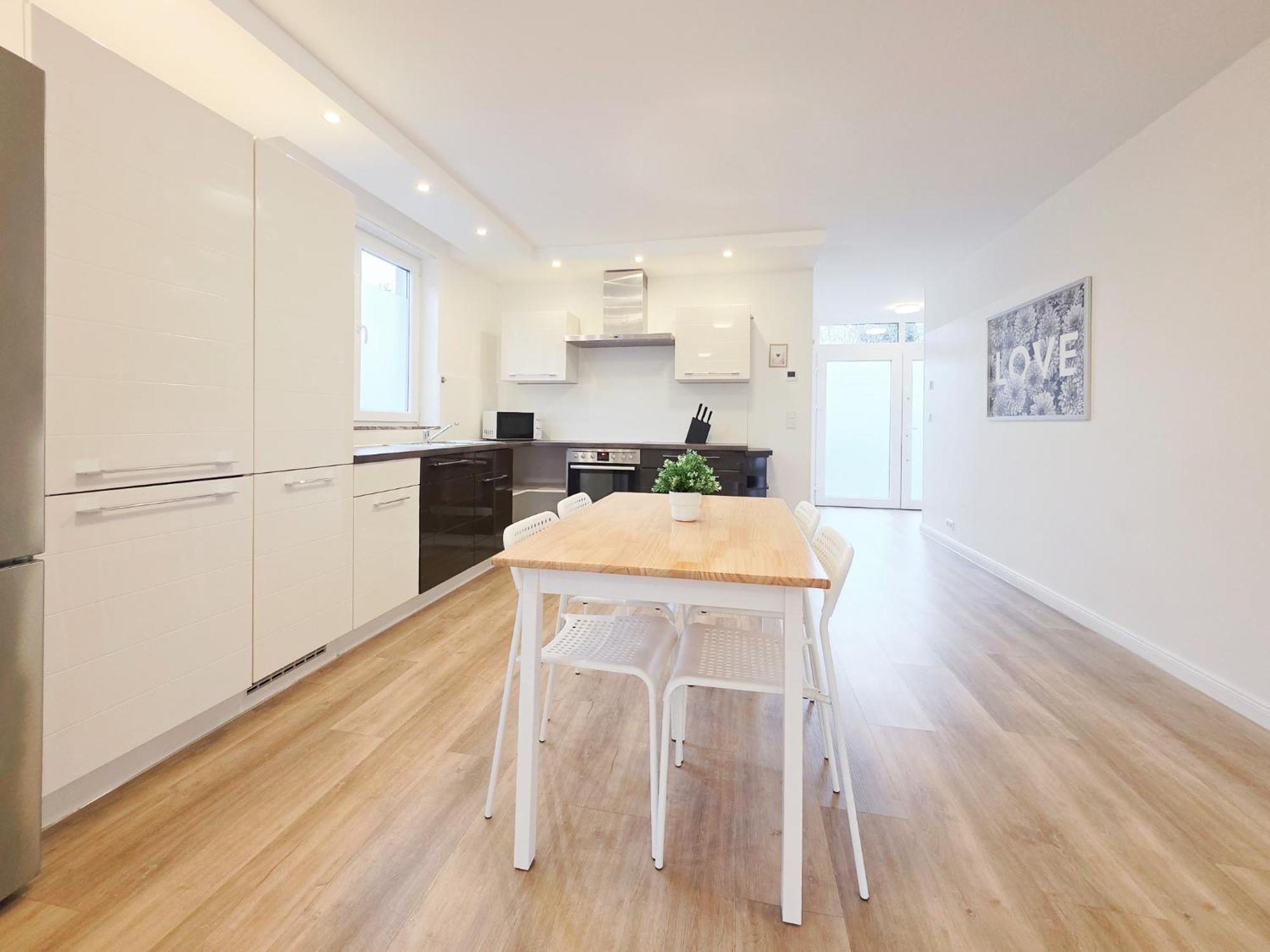 Apartment Raj Living - 6 Haus - Grosse Kueche - Garten - Parkplatz - 25min Messe Dus