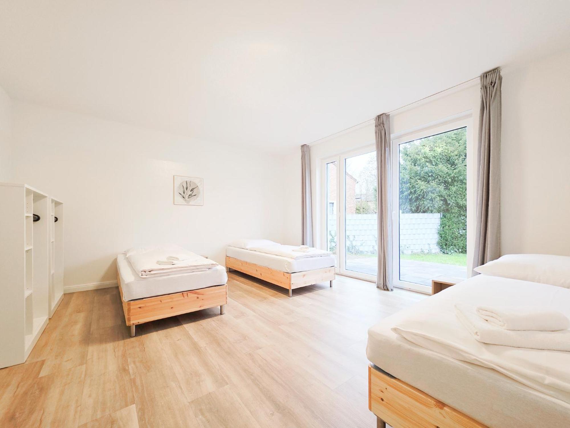 Raj Living - 6 Haus - Grosse Kueche - Garten - Parkplatz - 25min Messe Dus Apartment