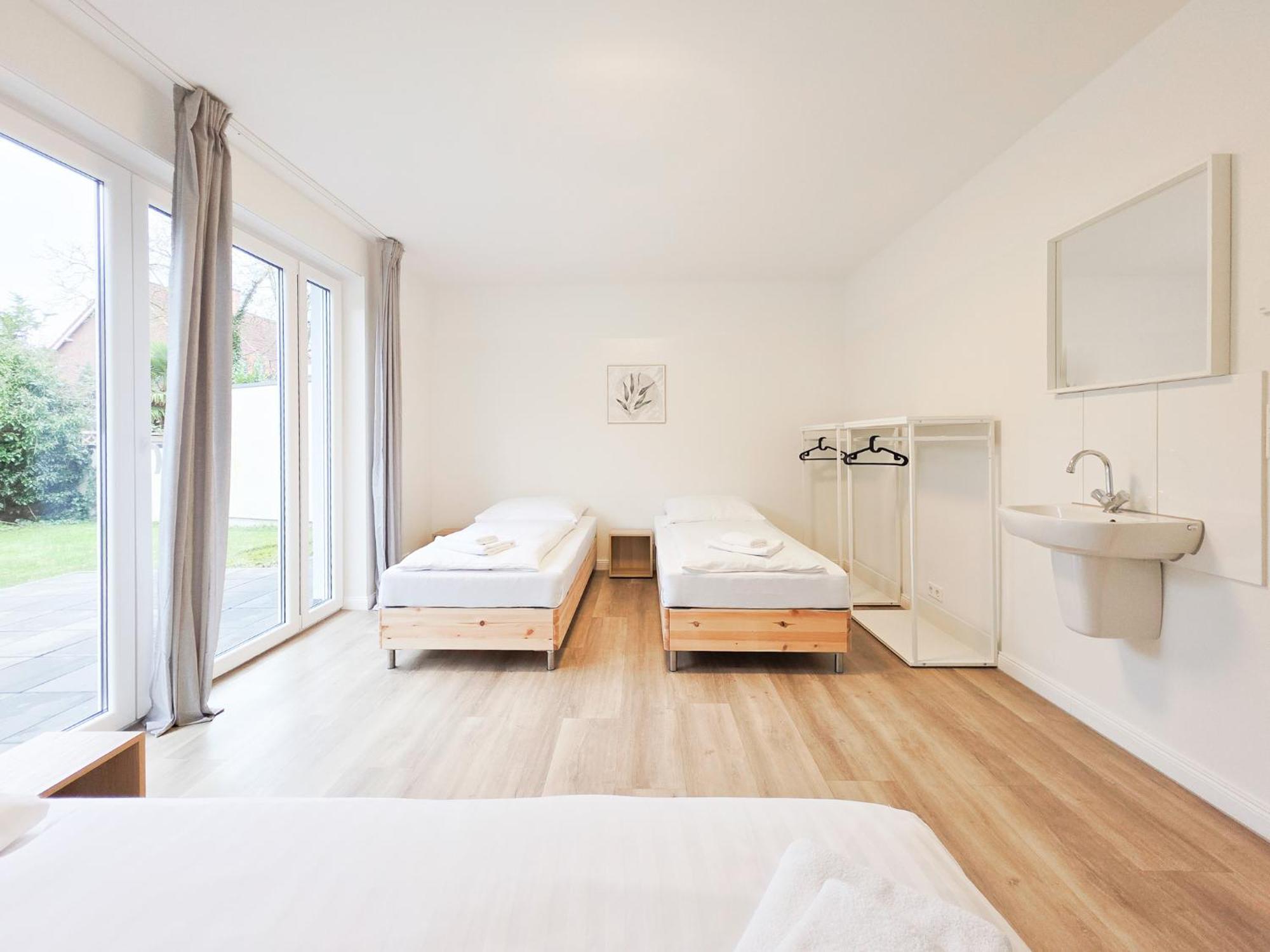 Apartment Raj Living - 6 Haus - Grosse Kueche - Garten - Parkplatz - 25min Messe Dus