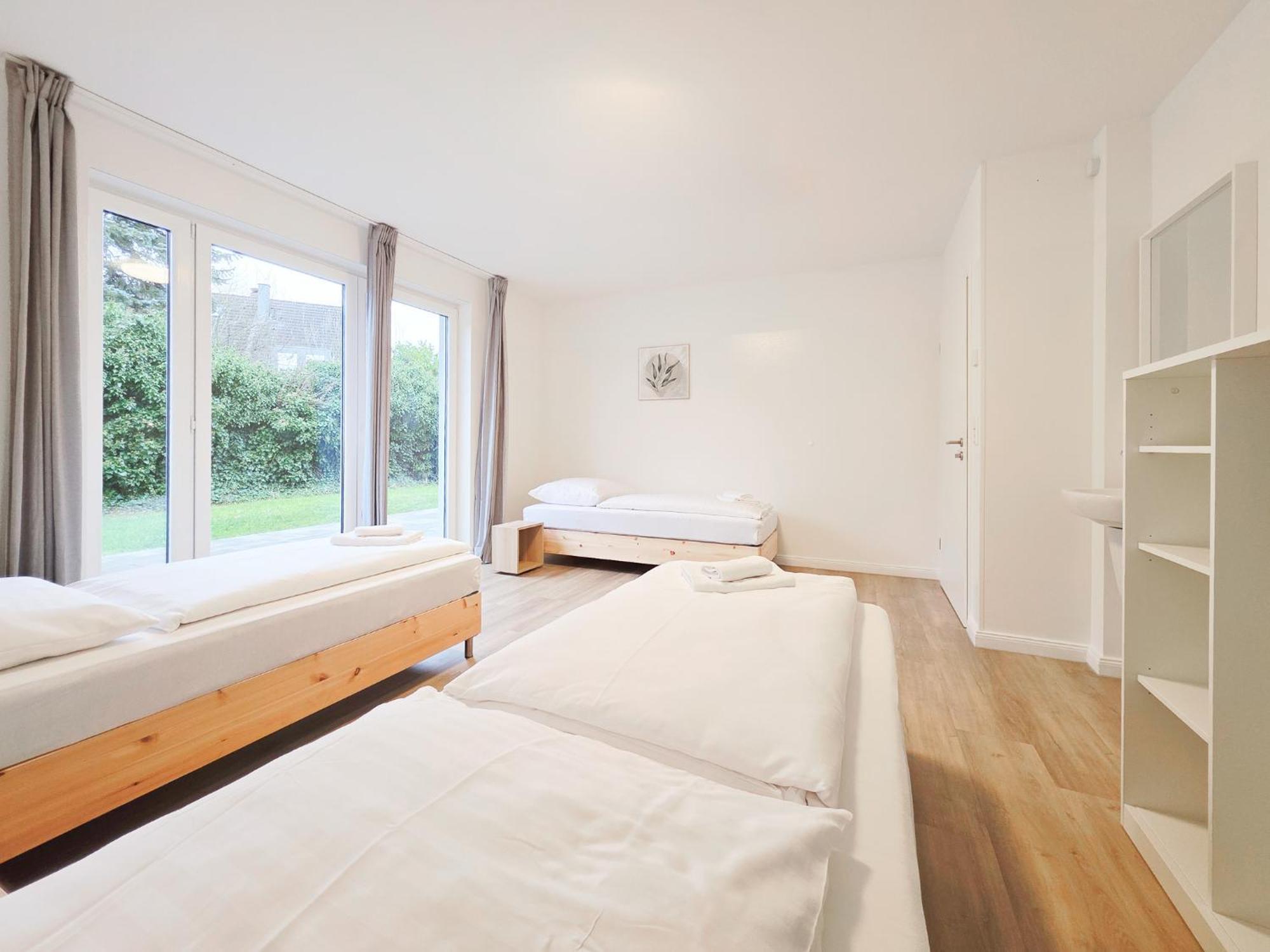 Raj Living - 6 Haus - Grosse Kueche - Garten - Parkplatz - 25min Messe Dus Apartment *