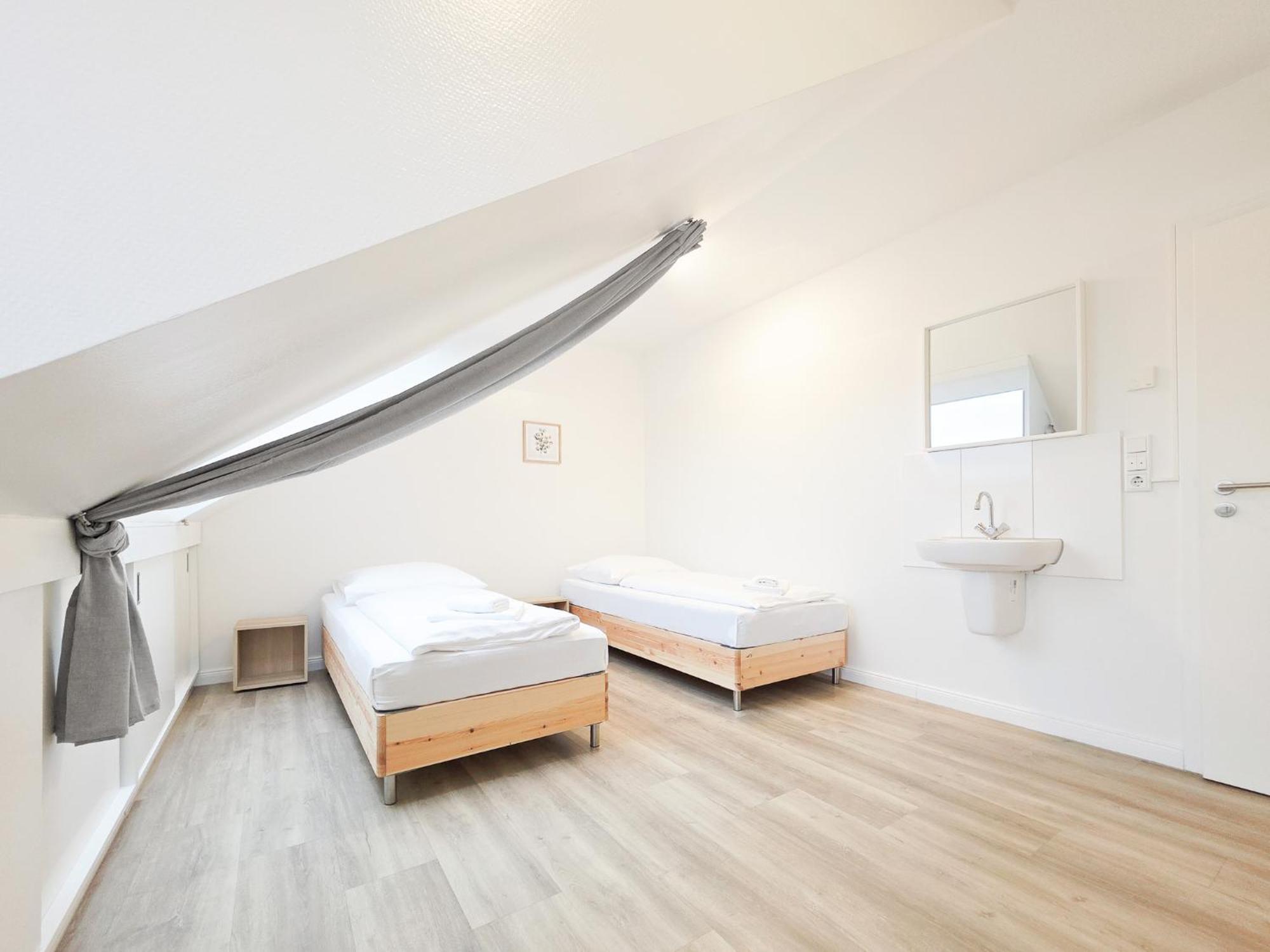 Apartment Tolstov House - 6 Haus - Große Küche - Garten - Parkplatz - 25min Messe Dus *