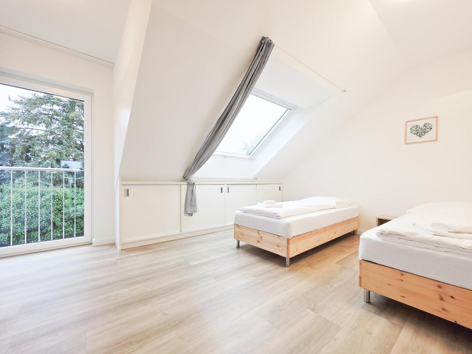 Raj Living - 6 Haus - Grosse Kueche - Garten - Parkplatz - 25min Messe Dus