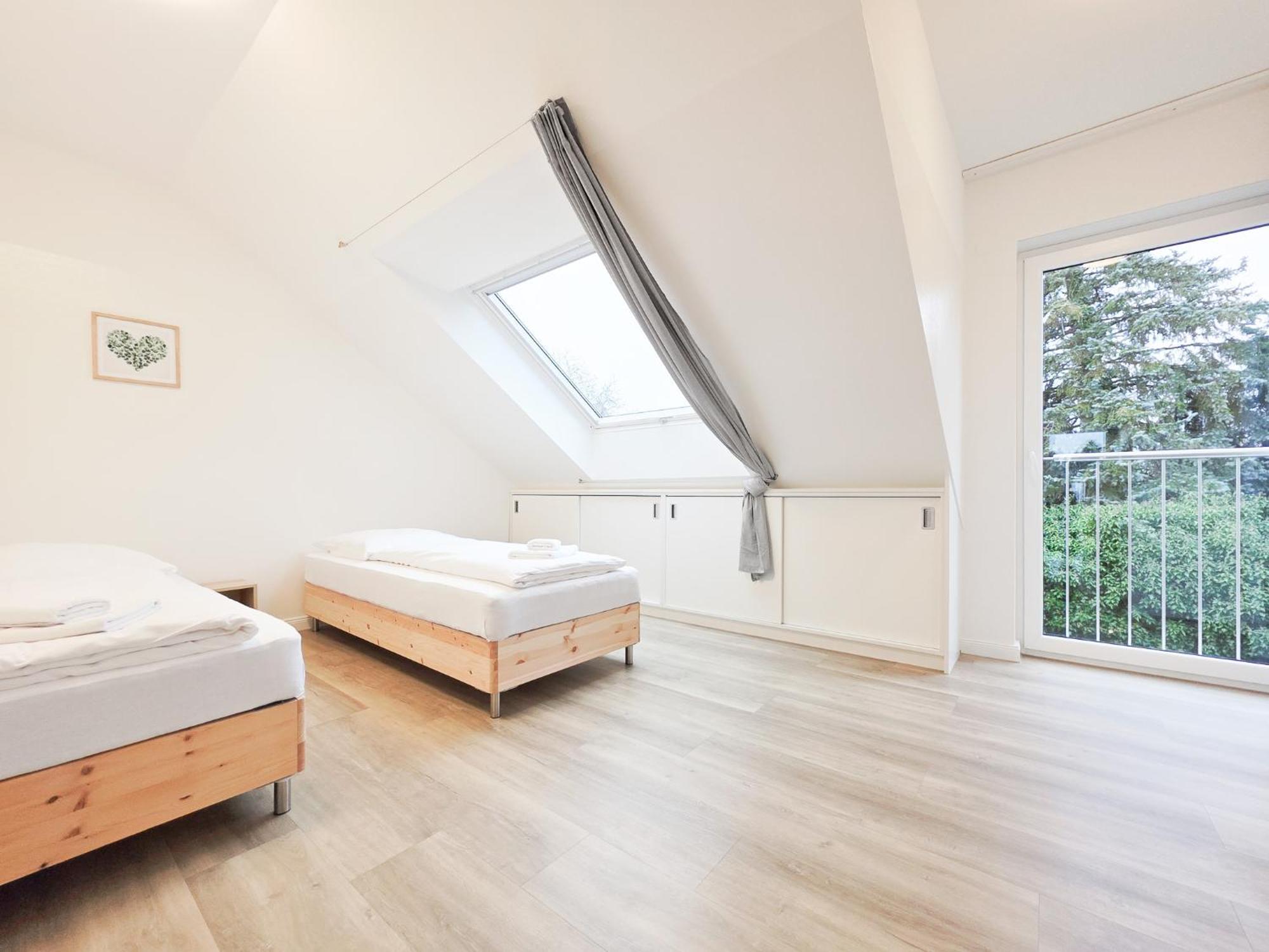 Apartment Raj Living - 6 Haus - Grosse Kueche - Garten - Parkplatz - 25min Messe Dus