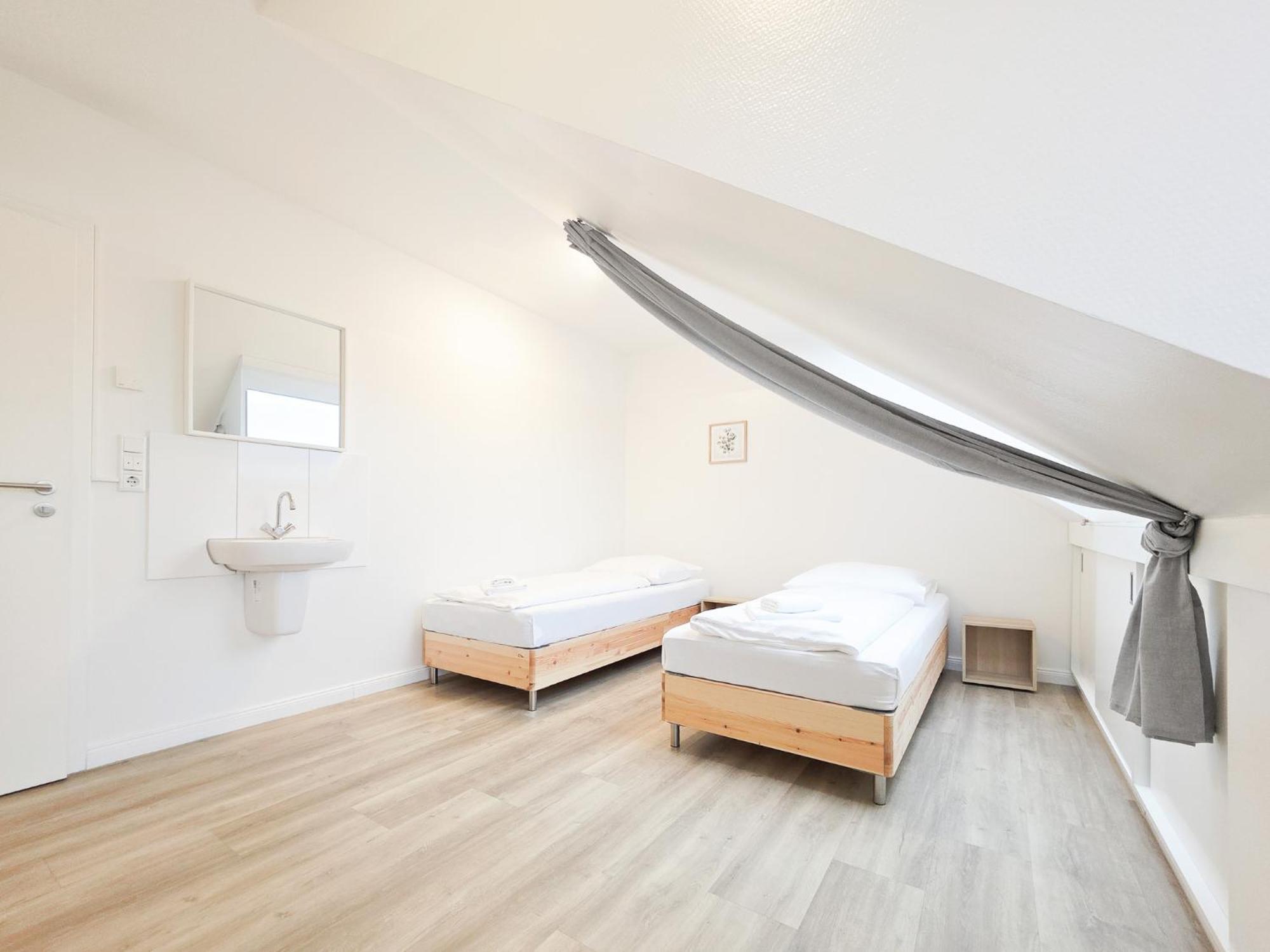 Tolstov House - 6 Haus - Große Küche - Garten - Parkplatz - 25min Messe Dus Apartment *