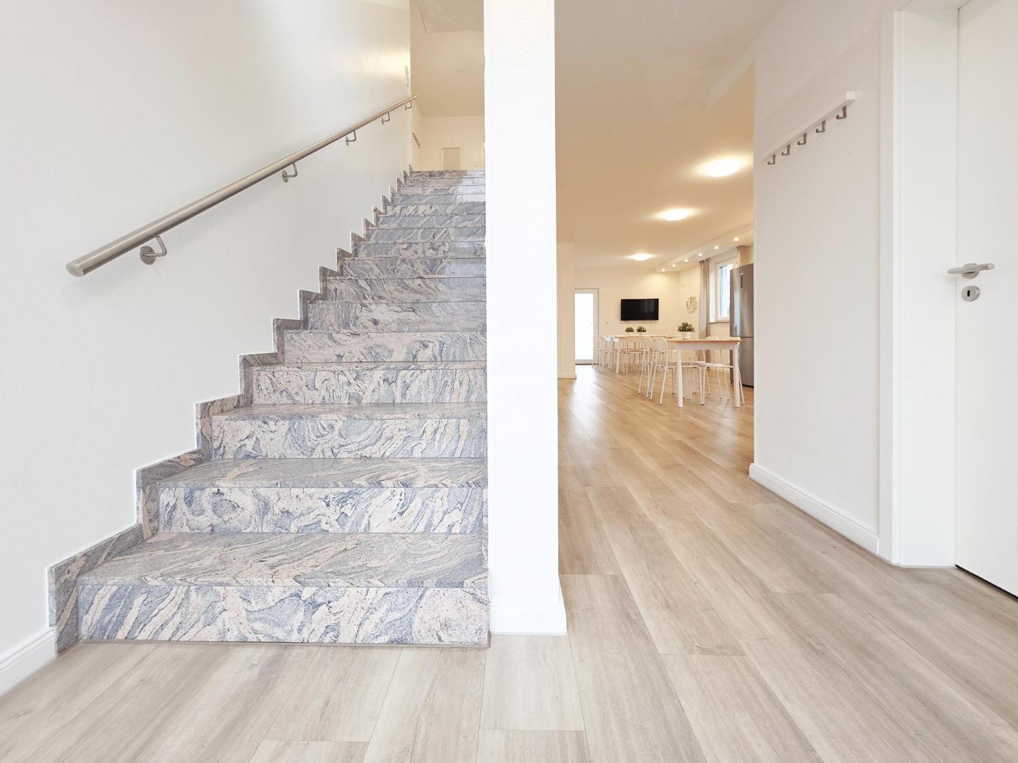 Apartment Raj Living - 6 Haus - Grosse Kueche - Garten - Parkplatz - 25min Messe Dus *