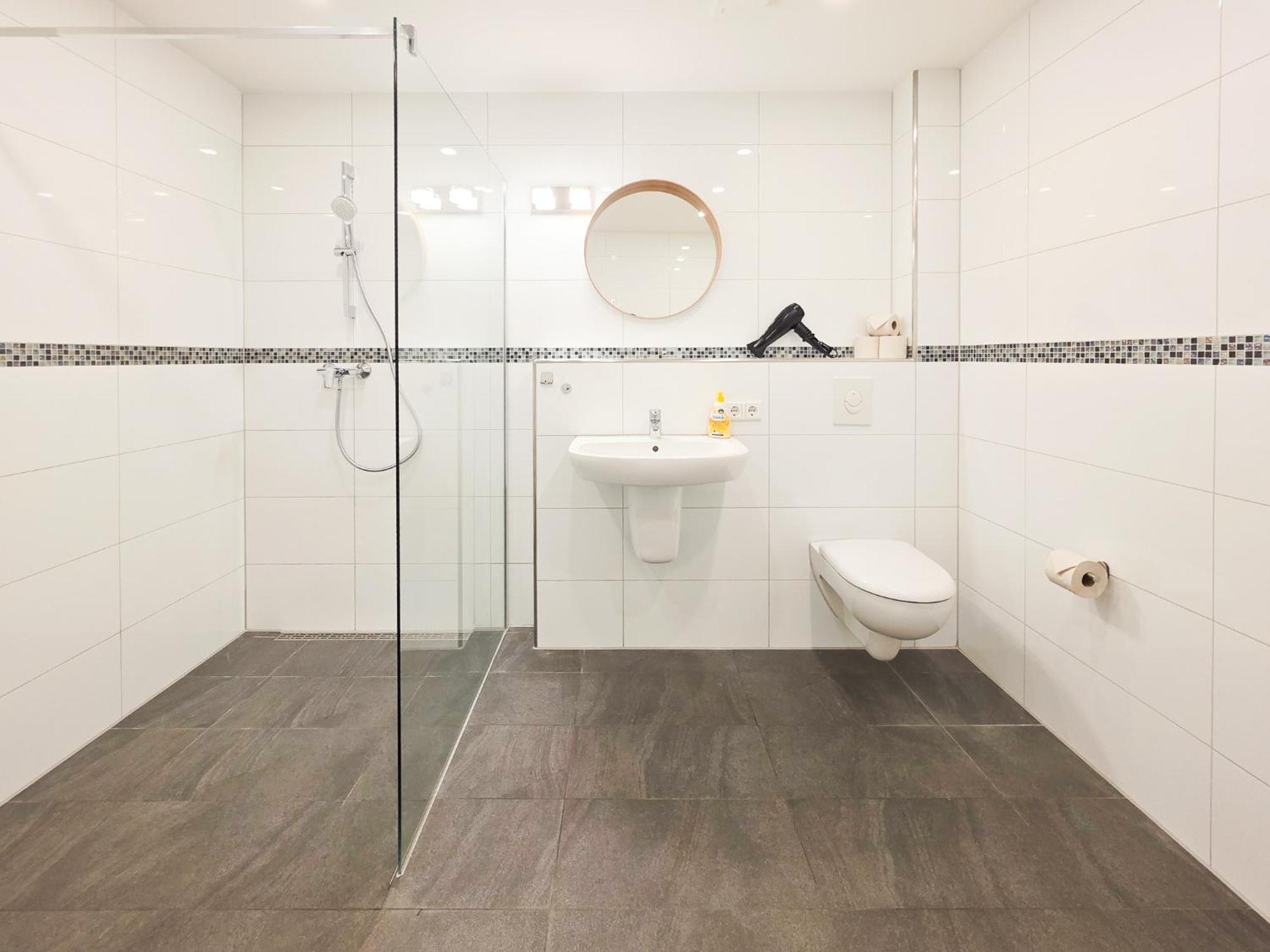 Raj Living - 6 Haus - Grosse Kueche - Garten - Parkplatz - 25min Messe Dus