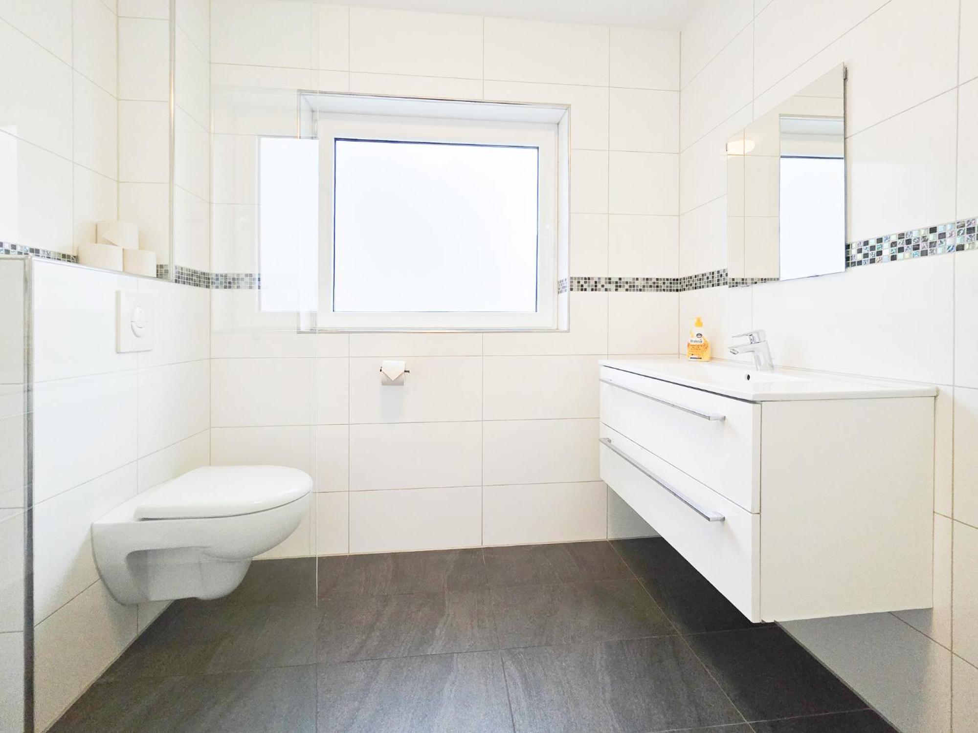 Raj Living - 6 Haus - Grosse Kueche - Garten - Parkplatz - 25min Messe Dus Apartment