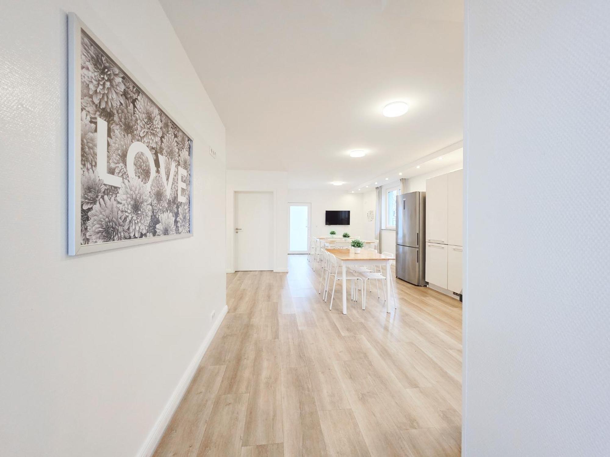 Tolstov House - 6 Haus - Große Küche - Garten - Parkplatz - 25min Messe Dus