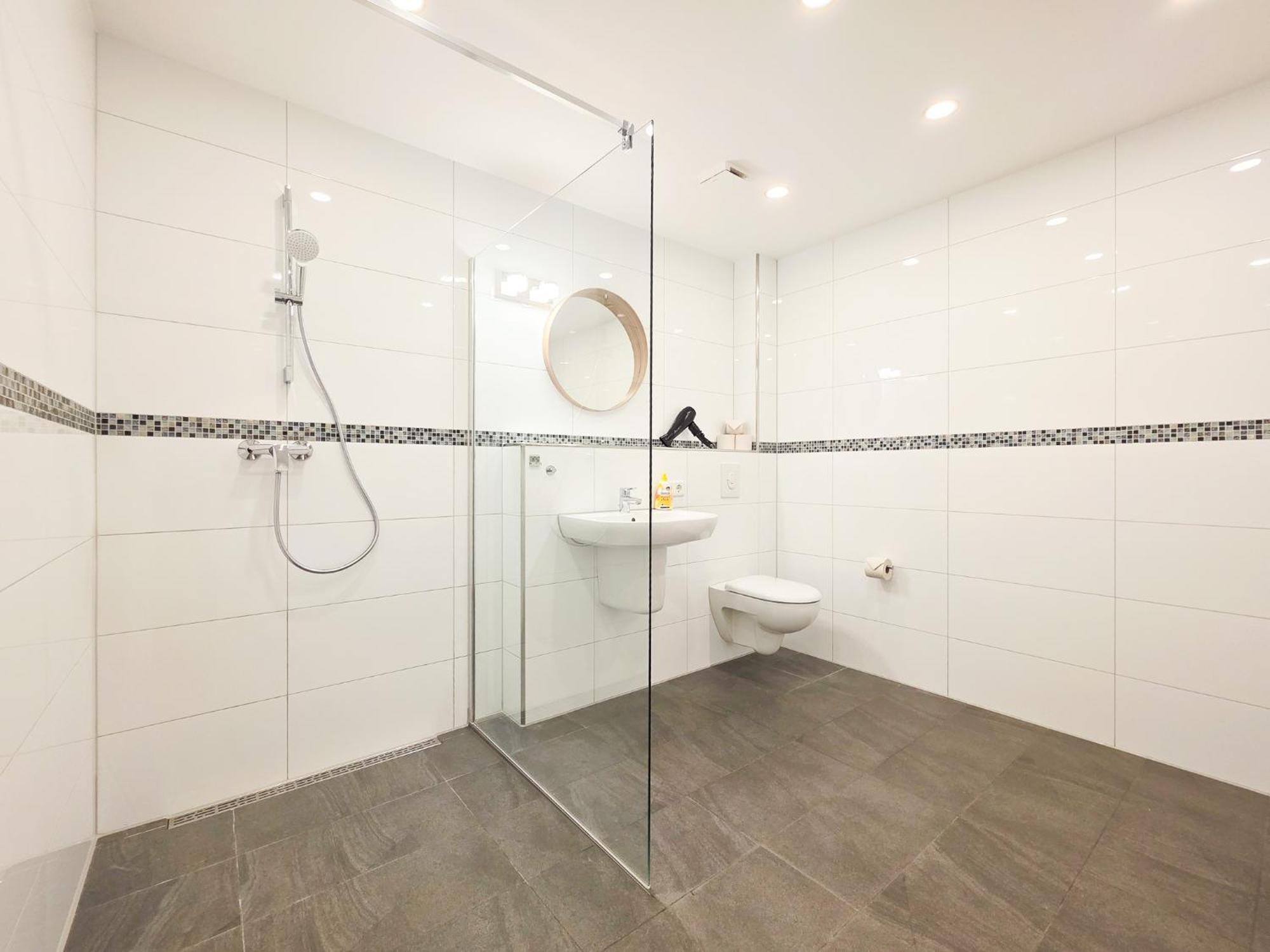 Apartment Tolstov House - 6 Haus - Große Küche - Garten - Parkplatz - 25min Messe Dus Düsseldorf